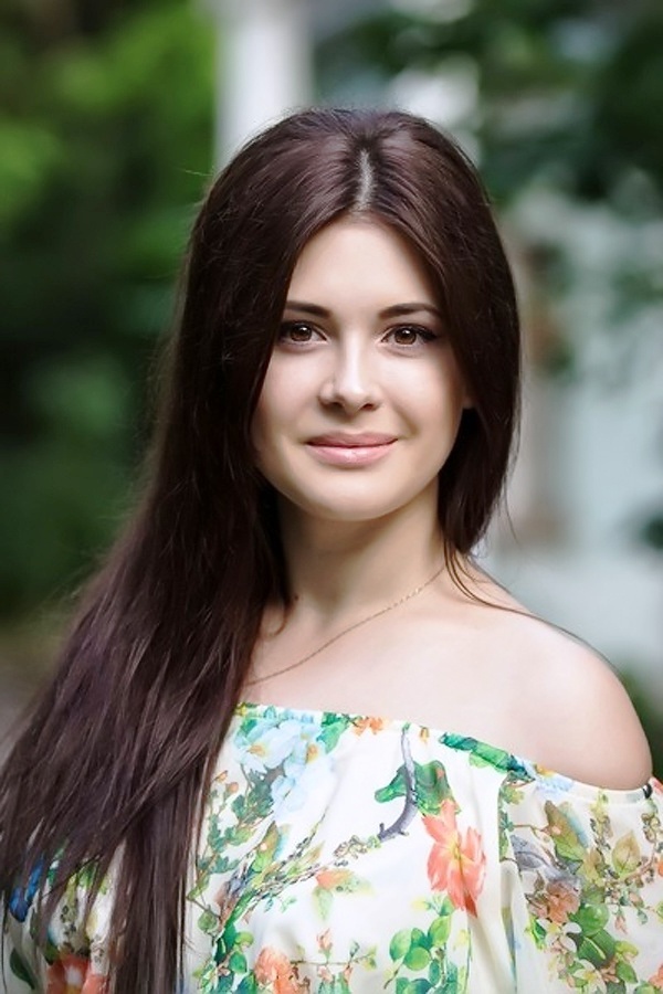 Beautiful Ukrainian woman’s profile photo on an international dating site